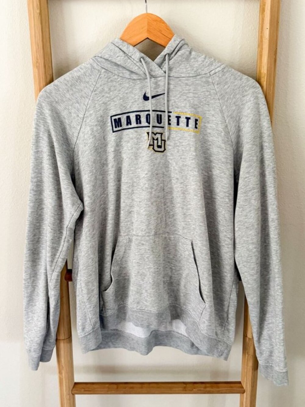 Nike Marquette Golden Eagles Hoodie Women’s Medium Gray Pullover Sweatshirt